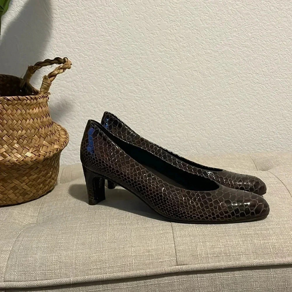 Stuart Weitzman 8.5N snake print leather heels - Picture 3 of 12